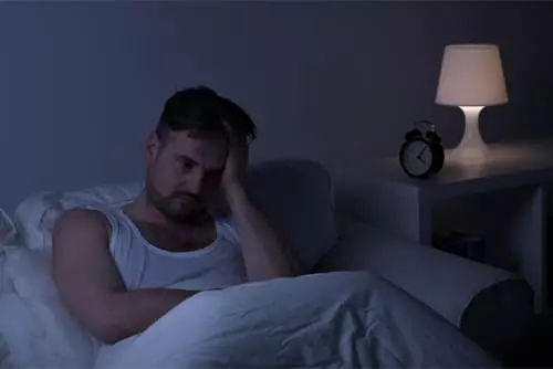 мужчина с бессонницей после запоя