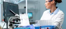 врач записывает результаты анализов