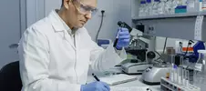 врач-лаборант проводит анализ на водорастворимые витамины
