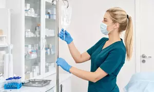 медсестра устанавливает капельницу от похмелья