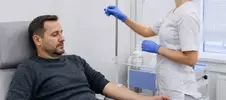 врач устанавливает капельницу от запоя на дому