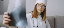 врач изучает рентгеновский снимок