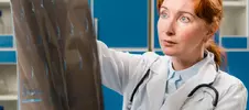 доктор рассматривает рентгеновский снимок