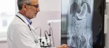 врач изучает снимок желудка