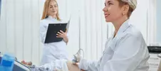 врач выполняет узи легких пациенту