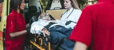 доставка больного человека службой скорой помощи