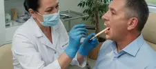 врач проводит осмотр пациента